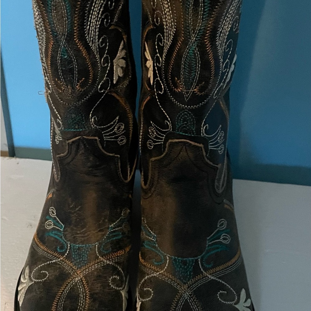 Silver Canyon decorative Western fashion cowboy boots. These boots have a heel.